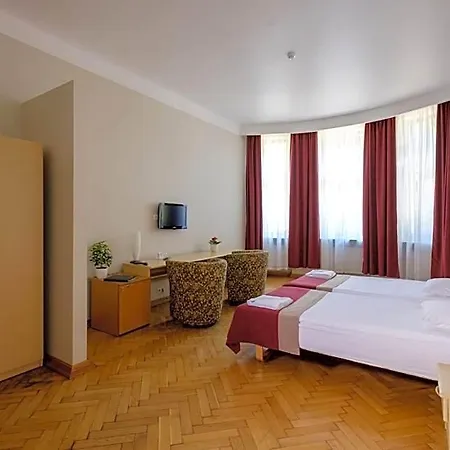 Metropolis Hotel 3*